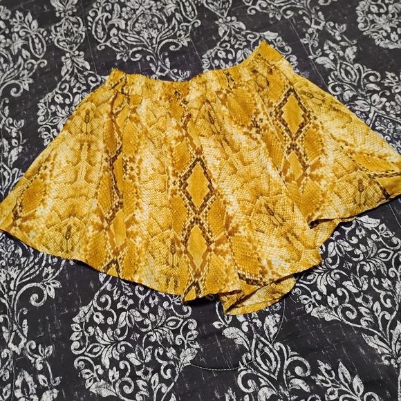 Adrienne Yellow Snake Print Shorts - Picture 6 of 8